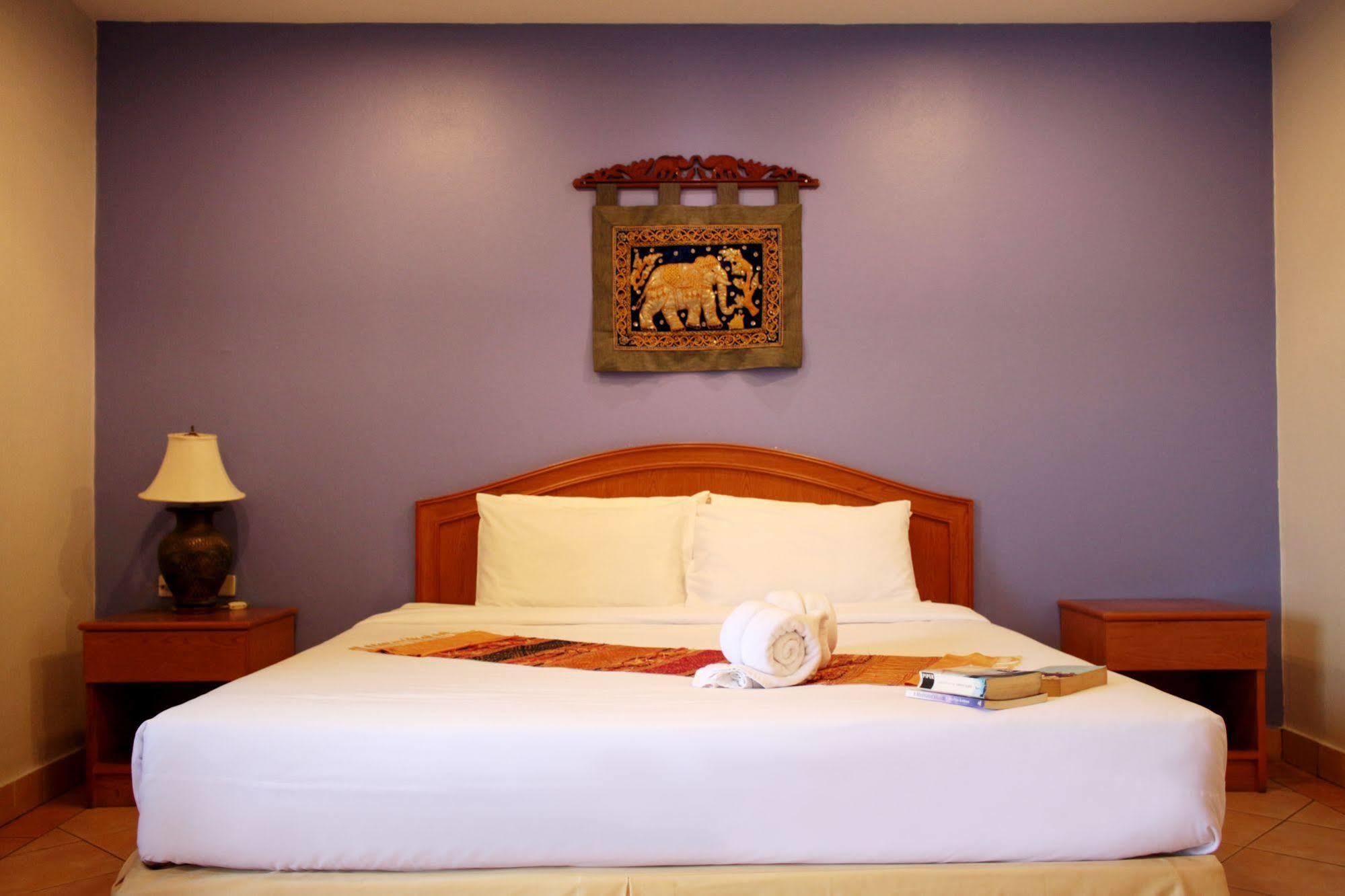 Seven Oaks Inn Jomtien Exterior foto